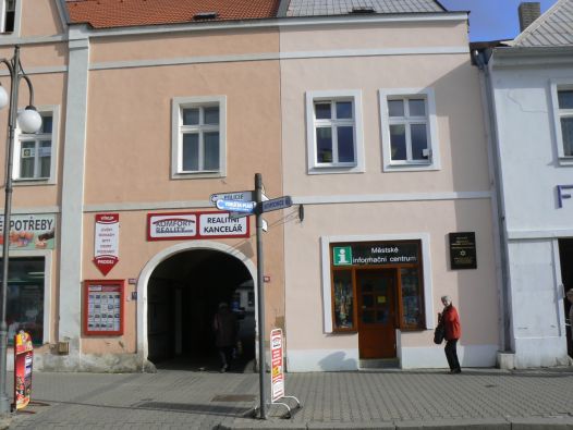 budova knihovny na Husově náměstí